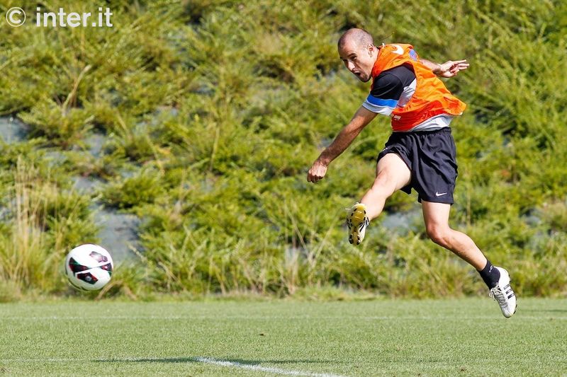 APPIANO GENTILE - Palacio meets it on the volley