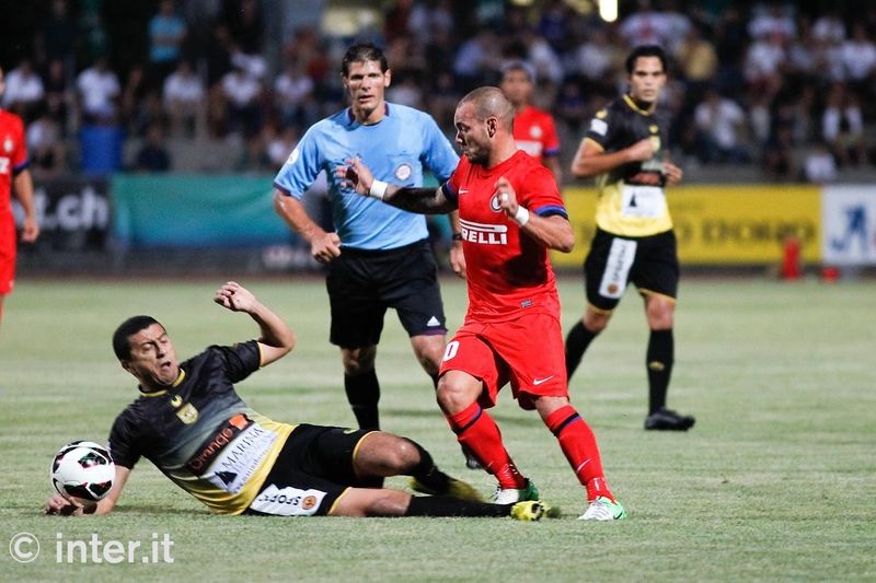 LOCARNO - Sneijder stays on his feet during a challenge