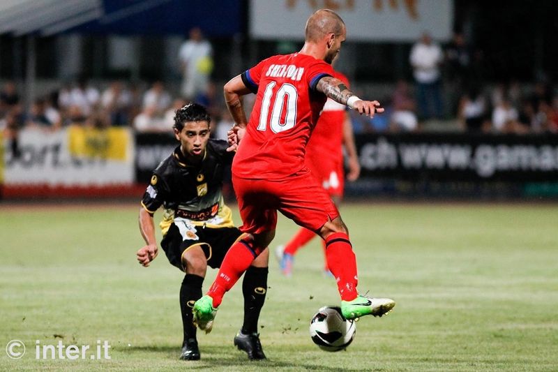 LOCARNO - On 31 minutes Sneijder sends a perfect assist for Palacio's first goal
