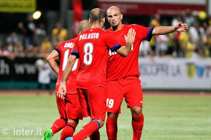 LOCARNO - With the score now at 3-0, Palacio celebrates with team-mates