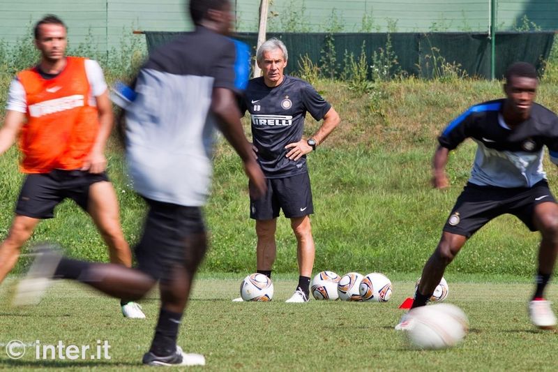 APPIANO GENTILE - Vice coach Beppe Baresi follows the session close up