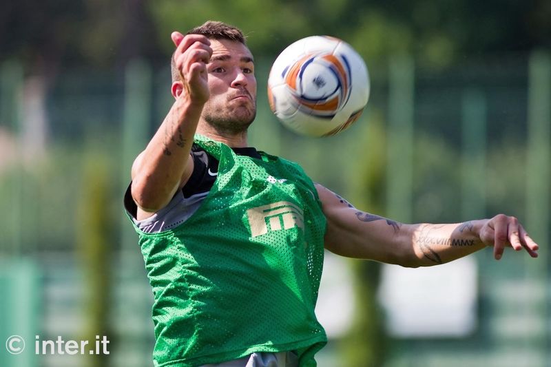 APPIANO GENTILE - A determined Marko Livaja chests the ball down