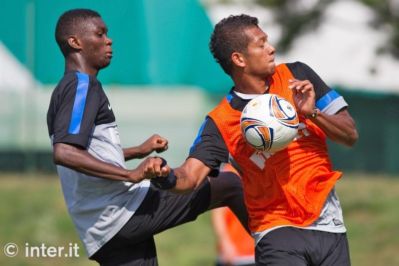 APPIANO GENTILE - Mbaye and Guarin tussling for the ball