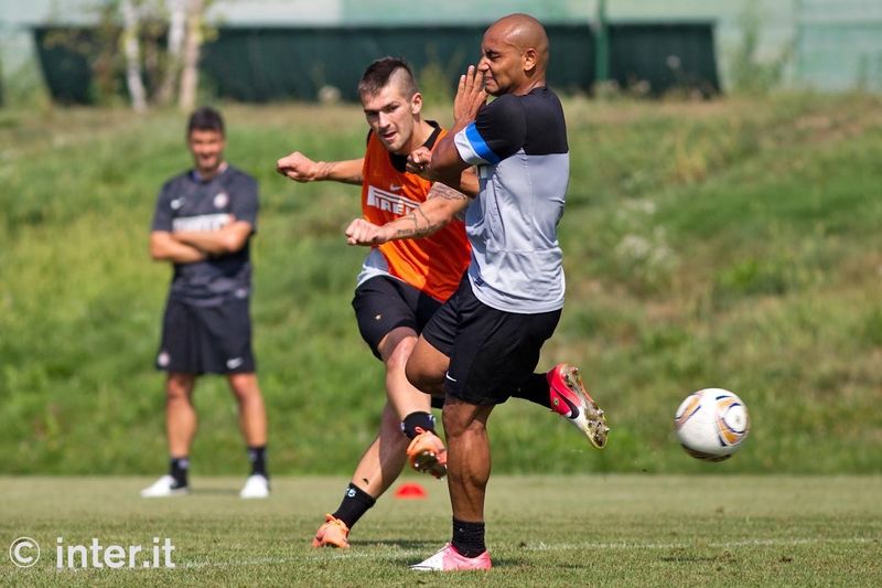APPIANO GENTILE - Watch out Jonathan! Livaja has a powerful shot