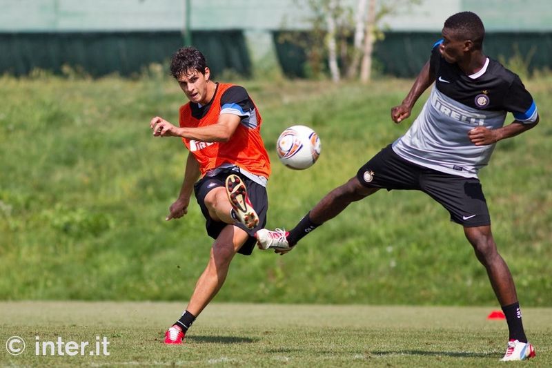 APPIANO GENTILE - Mbaye tries to block Ranocchia's shot