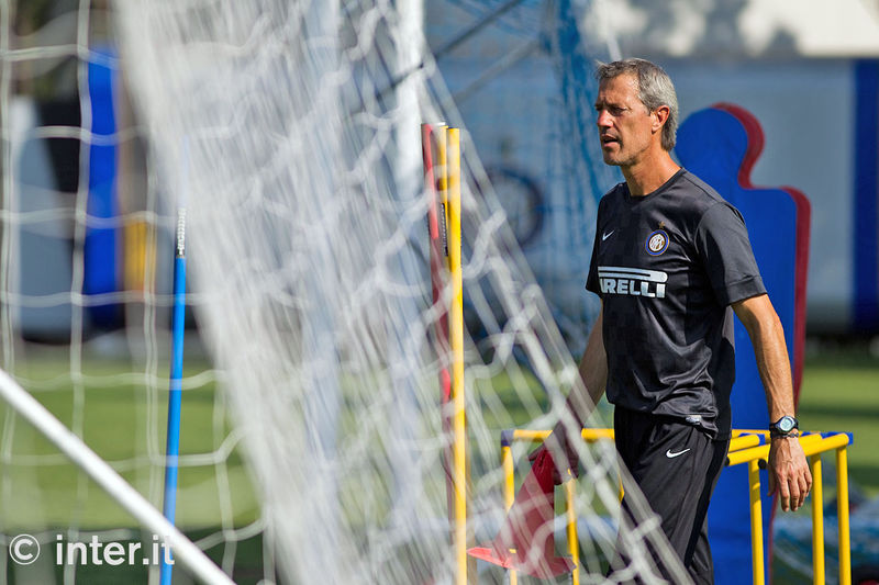 APPIANO GENTILE - Nista gets everything ready for the goalkeepers