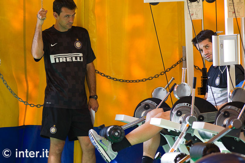 APPIANO GENTILE - Chivu works in the gym with Franchini
