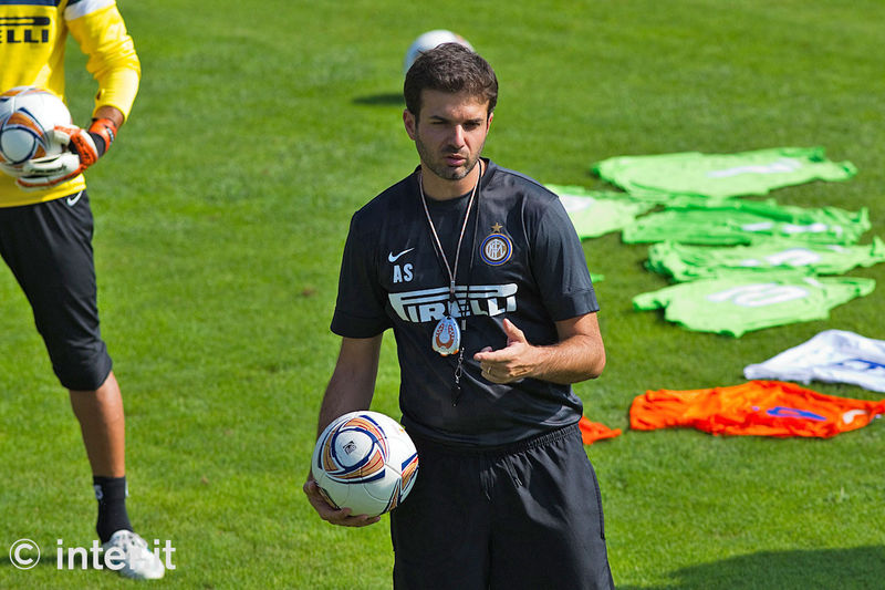 APPIANO GENTILE - Stramaccioni gives some instructions to his squad