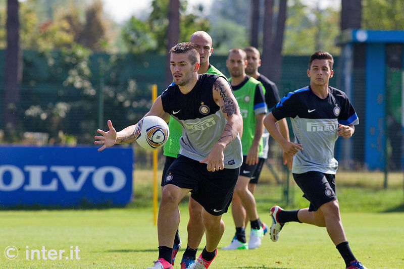 APPIANO GENTILE - Livaja this time goes to win the ball