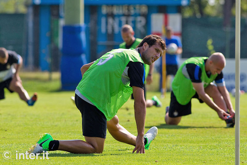 APPIANO GENTILE - Silvestre and Cambiasso during stretching