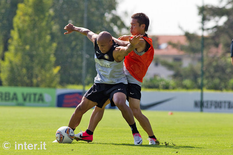 APPIANO GENTILE - Jonathan and Nagatomo go at it in training