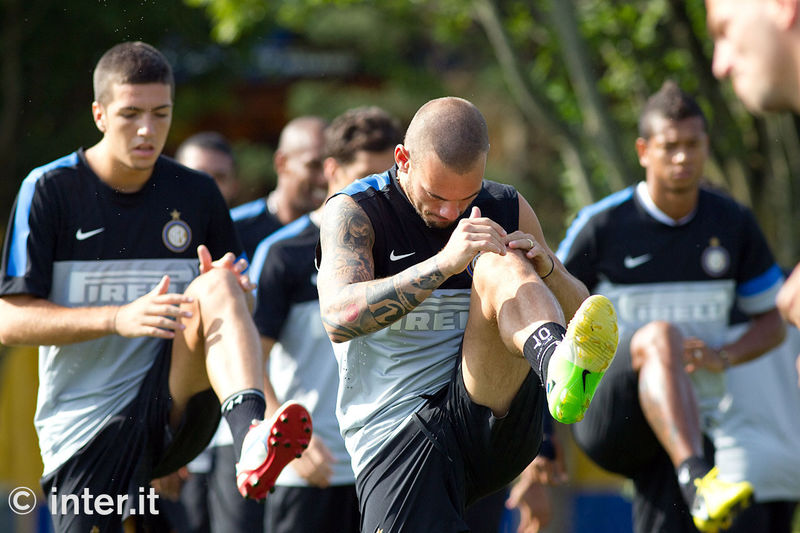 APPIANO GENTILE - Sneijder warming up with his mind on the Europa League