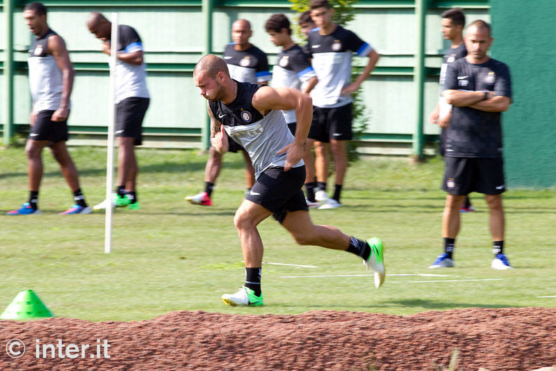 APPIANO GENTILE - Sprint work for the Nerazzurri: Sneijder is first up