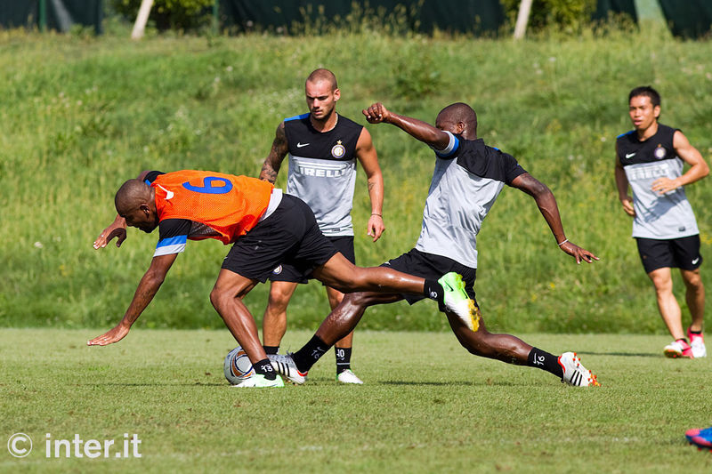 APPIANO GENTILE - Mudingayi sends Maicon tumbling while at full stretch