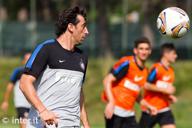 APPIANO GENTILE - Milito wants the ball, as always