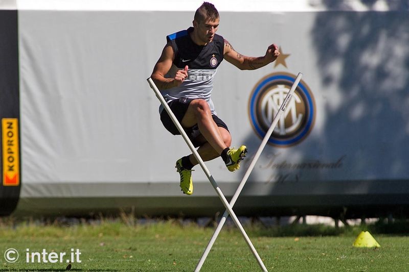APPIANO GENTILE - Livaja leaps through his own obstacle