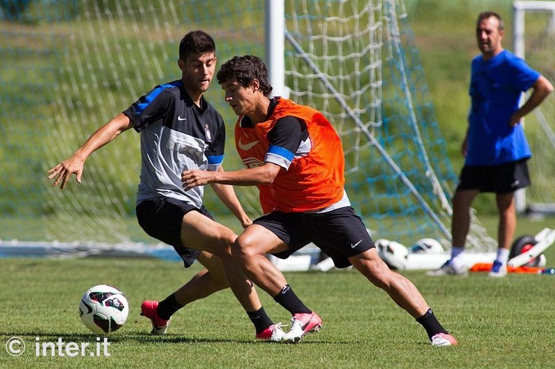 APPIANO GENTILE - Coutinho looks to dribble past Benassi