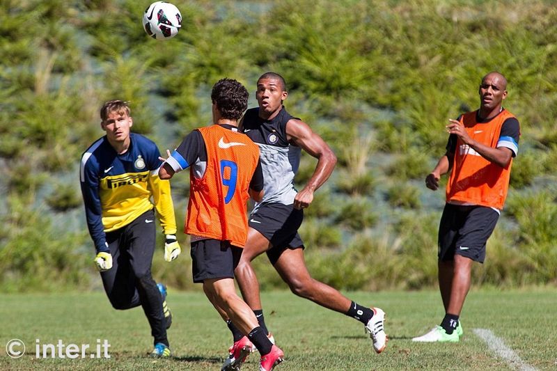 APPIANO GENTILE - Belec surrounded by a trio of Brazilians