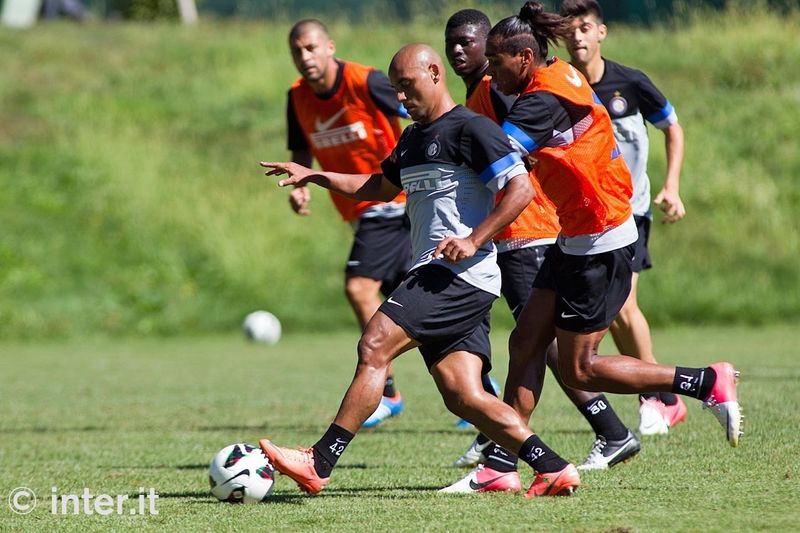 APPIANO GENTILE - Jonathan on the ball with Pereira snapping at his heels