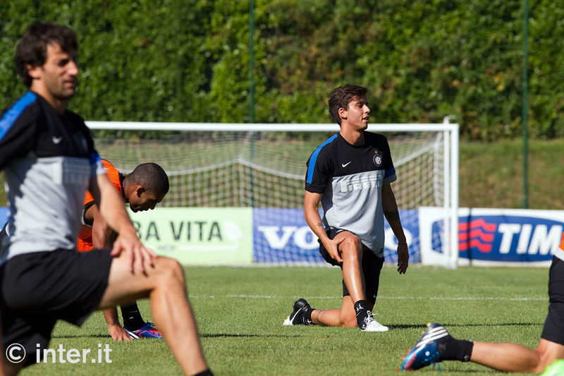 APPIANO GENTILE - Durante lo stretching insieme ad Alvarez
