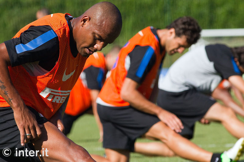 APPIANO GENTILE - Esercizi di stretching, Maicon in primo piano