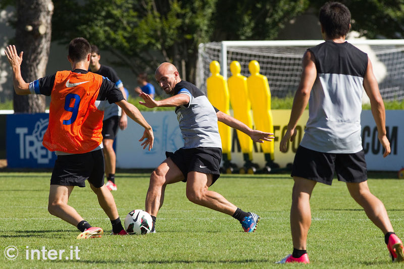 APPIANO GENTILE - Esteban Cambiasso in azione