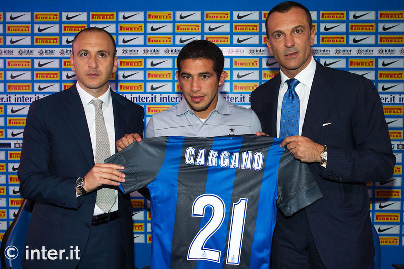 APPIANO GENTILE - Walter Gargano holds up his No.21 shirt