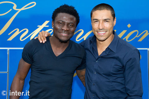 APPIANO GENTILE - Obafemi Martins con il team manager Cordoba