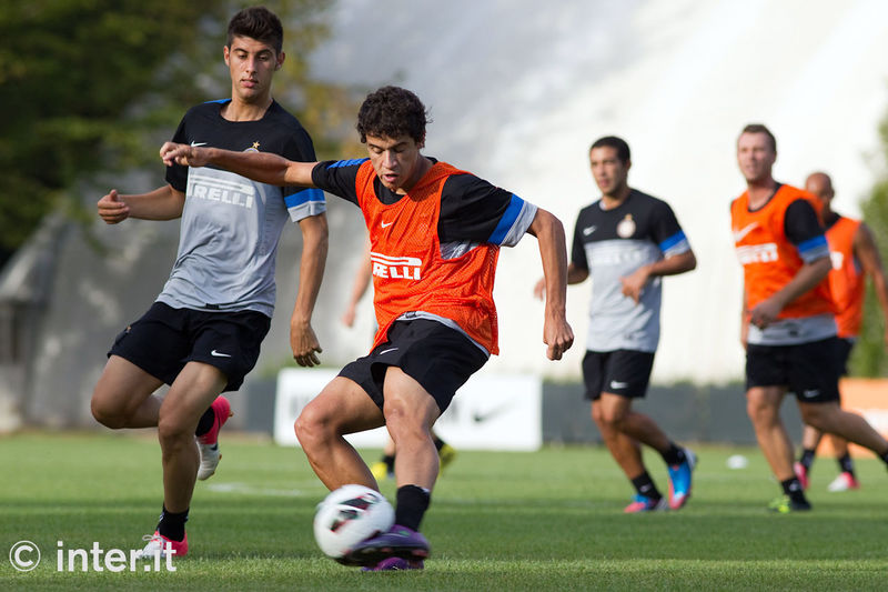 APPIANO GENTILE - Philippe Coutinho focuses during training