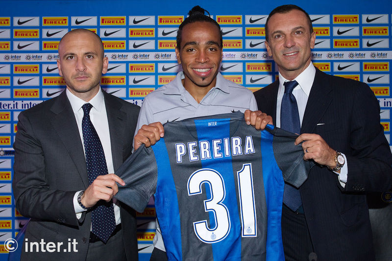 APPIANO GENTILE - Pereira, con il dt Branca e il ds Ausilio, mostra la numero 31