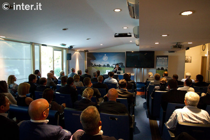 APPIANO GENTILE - Al tavolo conferenze il direttore commerciale Mario De Vivo 