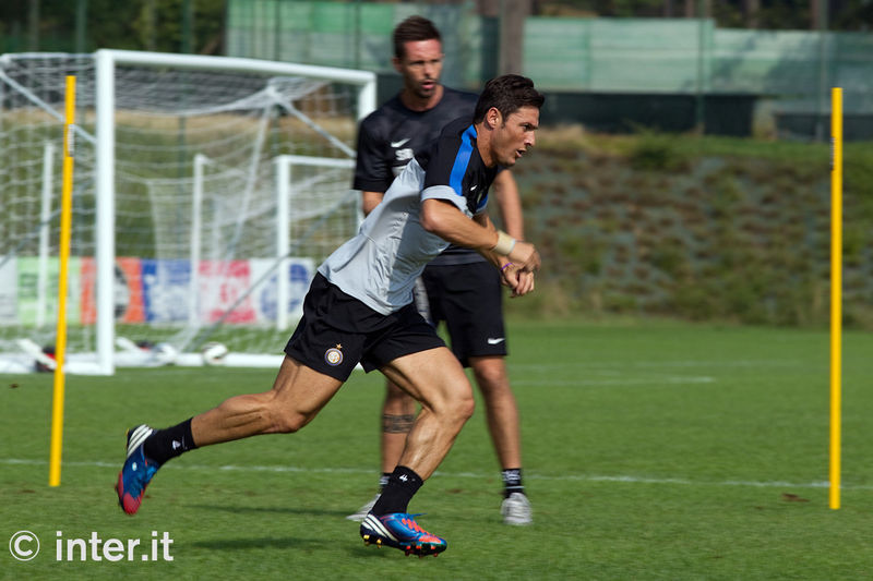 APPIANO GENTILE - Javier Zanetti sprints between the poles