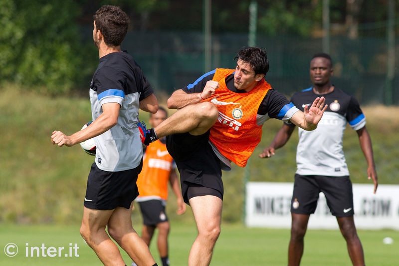 APPIANO GENTILE - Diego Milito strikes the ball acrobatically