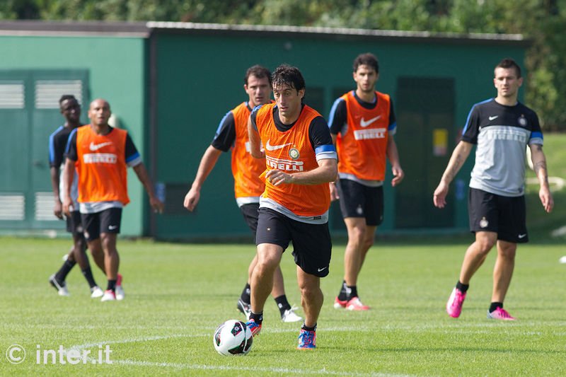 APPIANO GENTILE - Milito run towards his opponents' goal