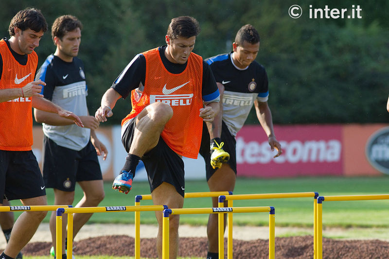 APPIANO GENTILE - Zanetti guida la fila: dietro Milito, Silvestre e Guarin