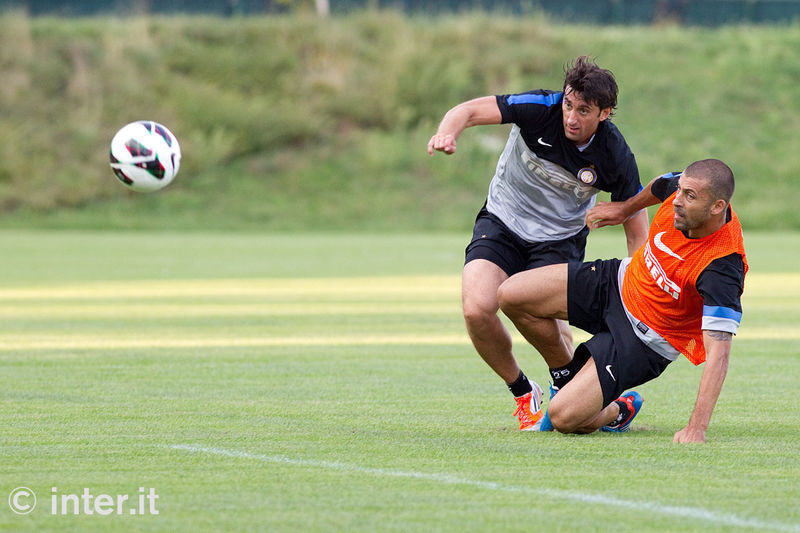 APPIANO GENTILE - Milito vs Samuel, chi raggiunger&agrave; prima il pallone?