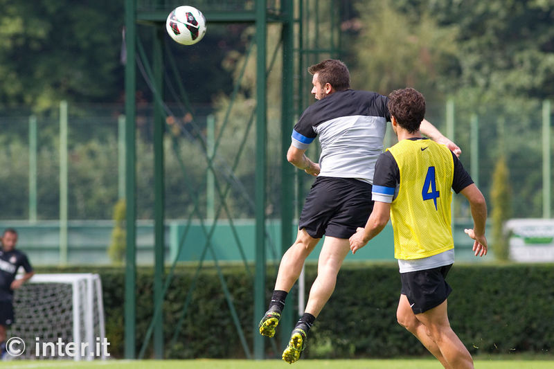 APPIANO GENTILE - C'&egrave; Antonio Cassano a colpire di testa