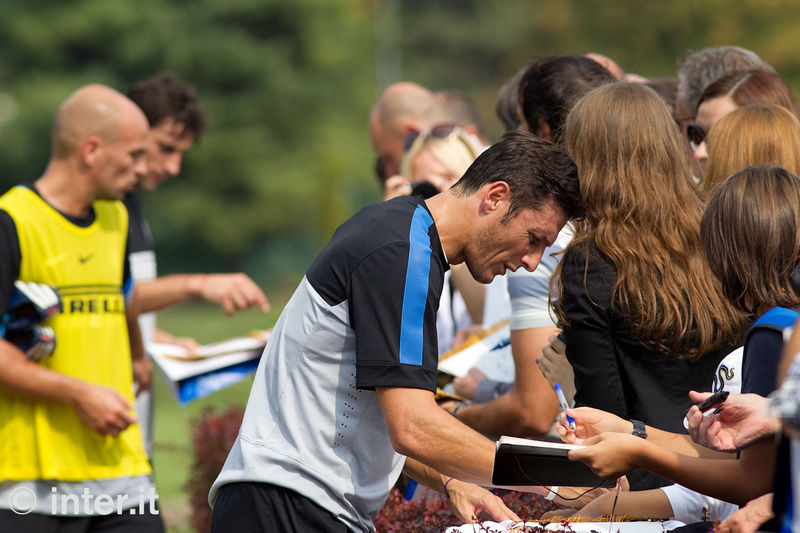 APPIANO GENTILE - A fine seduta, autografi per i tifosi dell'Appiano Day