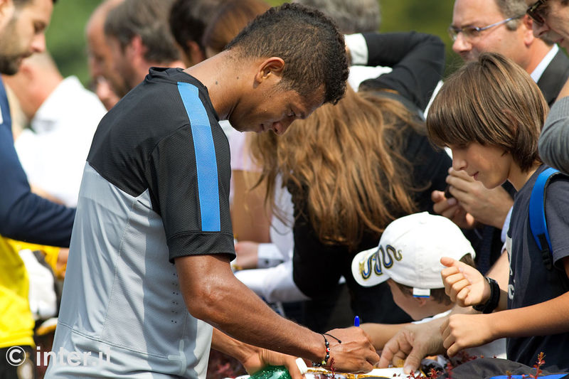 APPIANO GENTILE - Guarin, con passione si dedica ai tifosi