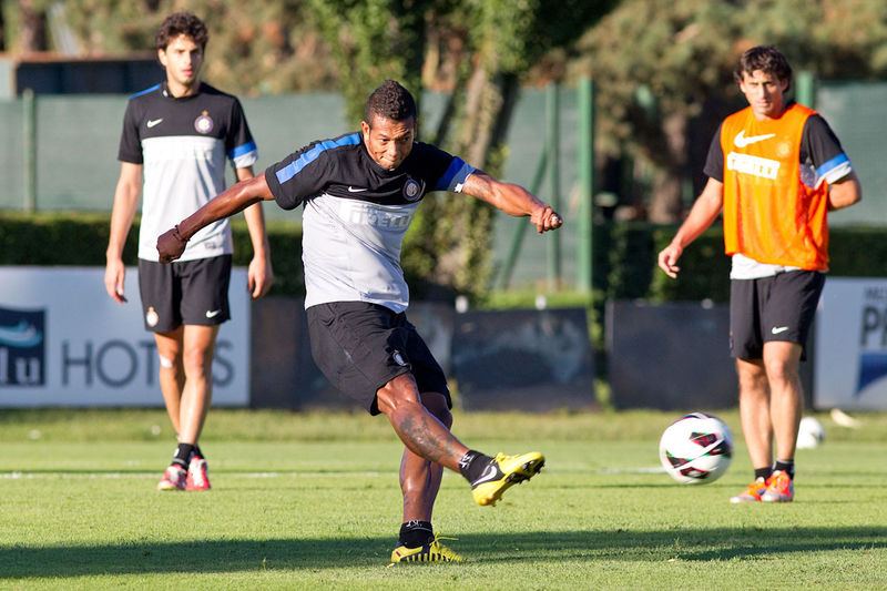 APPIANO GENTILE - Guarin has a go from distance