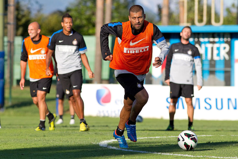 APPIANO GENTILE - Samuel glances down the pitch