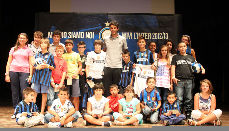     Foto di gruppo con gli interisti di domani