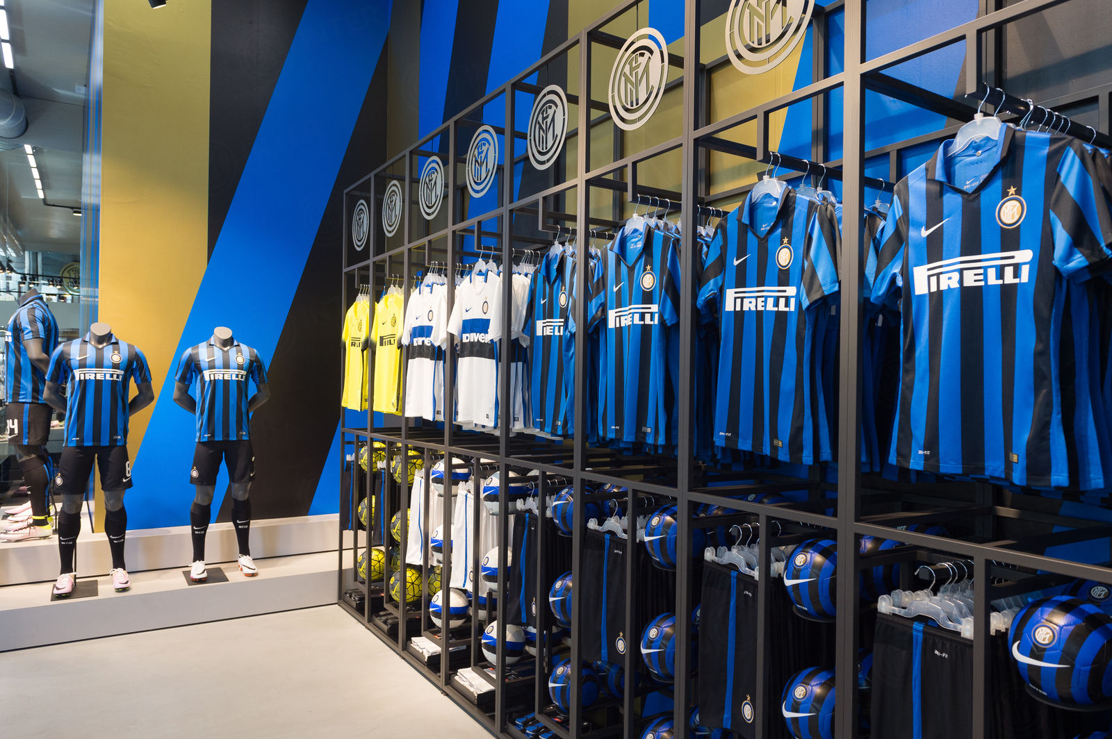 Интернационале форма. Фанатские стикеры интера. Fc barcelona locker room. Интернационале магазин. Internazionale.