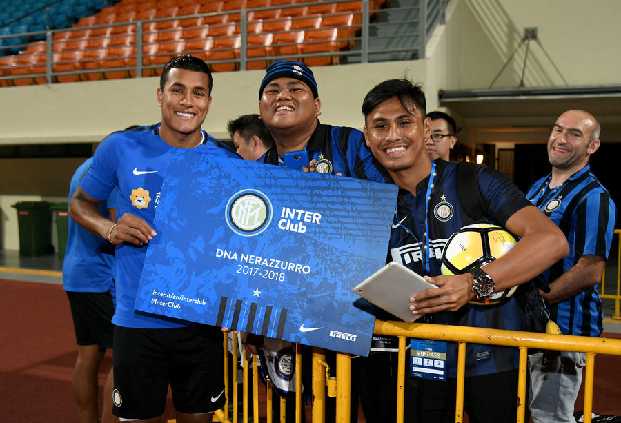 Interisti Indonesia berfoto dengan Pemain Intermilan (© inter.it)